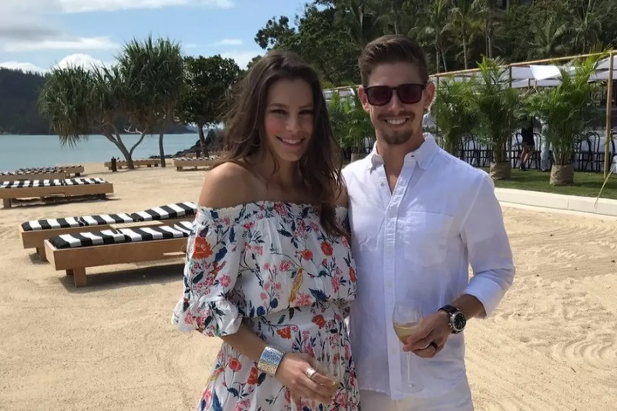 Casey Stoner (kanan) dan Adriana.