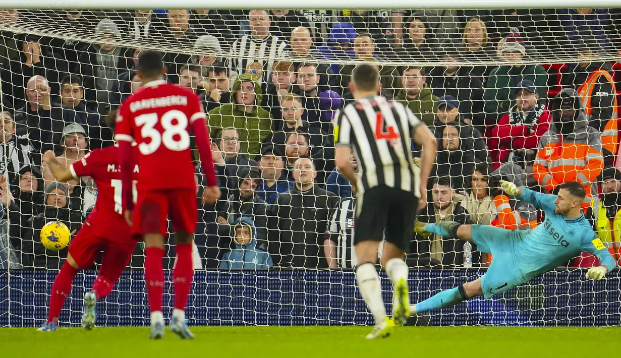 Kiper Newcastle United, Martin Dubravka (kanan) gagal menghalau tendangan penalti dari pemain Liverpoo, Mohamed Salah pada laga lanjutan Liga Inggris 2023/2024 di Anfield, Liverpool, Inggris, Selasa (02/01/2024) dini hari WIB. (AP Photo/Jon Super)