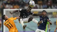 Gelandang Ekuaodr, Moises Caicedo menyundul bola saat bertanding melawan Belanda selama pertandingan grup A Piala Dunia 2022 Qatar di Stadion Internasional Khalifa di Doha, Qatar, Jumat (25/11/2022). Belanda bermain imbang dengan Ekuador dengan skor 1-1. (AP Photo/Martin Meissner)