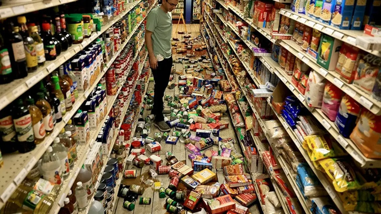 Pemilik Redwood Valley Market, Alex Chehada, memeriksa barang-barang yang berjatuhan dari rak setelah gempa magnitudo 5,6 mengguncang Redwood Valley, California Utara, Amerika Serikat, Rabu (24/6/2026).