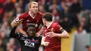 Bek Liverpool, Ragnar Klavan, duel udara dengan striker Crystal Palace, Christian Benteke, pada laga Premier League di Stadion Anfield, Sabtu (19/8/2017). Liverpool menang 1-0 atas Crystal Palace. (AFP/Oli Scarff)