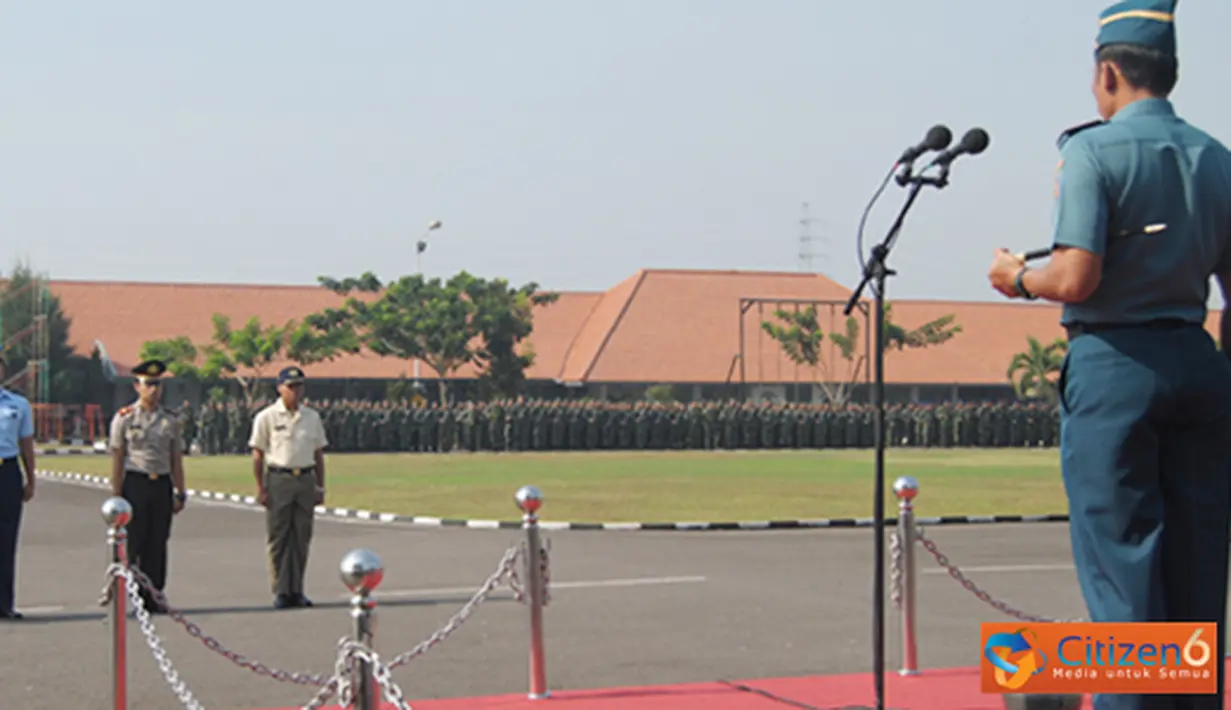 Citizen6, Surabaya: Upacara yang digelar pukul 08.00 Wib tersebut dipimpin Komandan Kobangdikal Laksamana Muda TNI Djoko Teguh Wahojo. Dalam kesempatan tersebut hadir Kasgartab III Surabaya, Mayjen TNI (Mar) Chaidir Pantonori. (Pengirim: Penkobangdikal)
