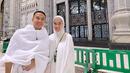 Sudah berangkat sejak akhir Februari 2023 kemarin, dalam media sosial Instagramnya, Stevi mengunggah momen saat ia berpamitan bersama keluarga. Tampil dengan busana couple bersama suami, keduanya pun mendapat ucapan doa dari netizen untuk perjalanan ibadahnya tersebut. (Liputan6.com/IG/@steviagnecya)