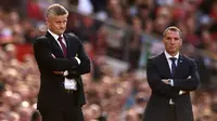 Ekspresi Manajer Manchester United Ole Gunnar Solskjaer (kiri) dan Manajer Leicester City Brendan Rodgers (kanan) saat menyaksikan anak asuh mereka bertanding pada laga Liga Inggris di Stadion Old Trafford, Manchester, Inggris, Sabtu (14/9/2019). MU menang atas Leicester. (Oli SCARFF/AFP)