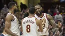 Pebasket Cleveland Cavaliers, LeBron James dan Jordan Clarkson, merayakan kemenangan atas New Orleans Pelicans pada laga NBA di Quicken Loans Arena, Sabtu (31/3/2018). Cavaliers menang 107-102 atas Pelicans. (AP/Phil Long)