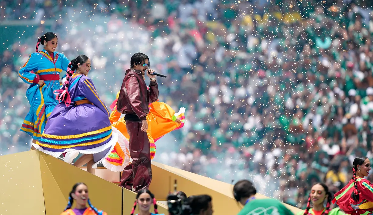 Suasana semakin semarak ketika penyanyi dan rapper asal Kolombia, J Balvin tampil membawakan sejumlah lagu populernya. (AP Photo/Natacha Pisarenko)