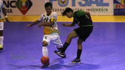 Pemain Vamos Mataram, Bambang Bayu Saptaji (kanan), berebut bola dengan pemain Antam Jakarta, Alit Tri Rahmadi, dalam laga Seri III Grup B Wilayah Timur Pro Futsal League 2016 di GOR 17 Desember, Mataram, NTB, Minggu (13/3/2016). (Bola.com/Arief Bagus)