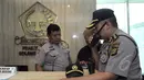 Pihak kepolisian tampak mengamankan ruang Fraksi Partai Golkar, Jakarta, Jum'at (27/3/2015). (Liputan6.com/Andrian M Tunay)