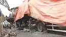 Kondisi bangkai truk tangki yang hangus terbakar di SPBU Jalan Kahfi 2, Jagakarsa, Jakarta, Sabtu (30/12). Peristiwa kebakaran itu bermula saat truk tangki sedang mengisi bahan bakar minyak (BBM) ke SPBU tersebut. (Liputan6.com/Herman Zakharia)