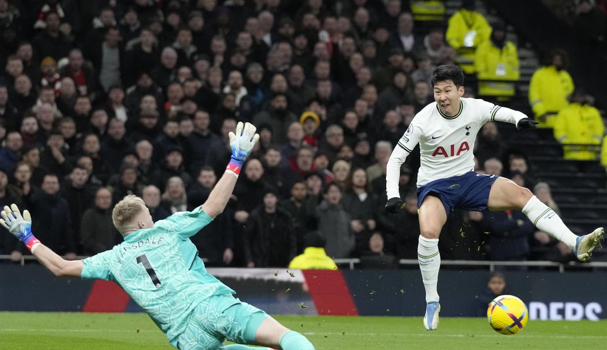 Penyerang Tottenham Hotspur, Son Heung-min berusaha mencetak gol melewati kiper Arsenal Aaron Ramsdale pertandingan lanjutan Liga Inggris di Stadion Tottenham Hotspur di London, Inggris, Minggu (15/1/2023). Arsenal menang atas Tottenham dengan skor 2-0. (AP Photo/Frank Augstein)