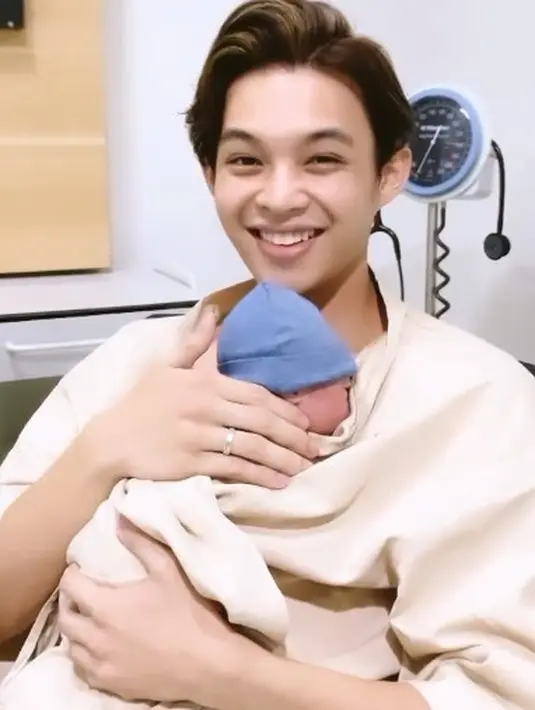 "Kan kita sama-sama belum ada pengalaman urus anak, kita berdua sama-sama anak bungsu dan di keluarga kami belum ada yang punya bayi jadi belajar bareng aja," ujarnya.  (Instagram/rey_mbayang)