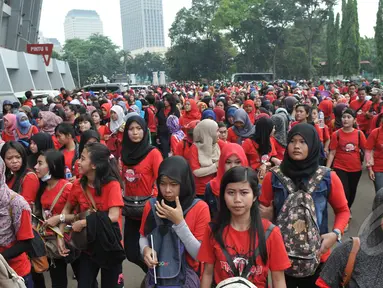 Ribuan buruh memadati Stadion Gelora Bung Karno saat memperingati perayaan hari buruh sedunia (May Day), Jakarta, Jumat (1/5/2015). Mereka menuntut melawan kebijakan upah murah dan kenaikan upah setiap lima tahun sekali. (Liputan6.com/Herman Zakharia)