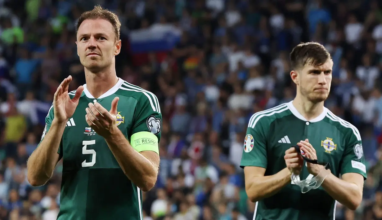 Pemain Timnas Irlandia Utara, Jonny Evans (kiri), memberikan penghargaan kepada suporter setelah pertandingan kualifikasi Euro 2024 melawan Slovenia di Stozice stadium, Ljubljana, Slovenia, Jumat (8/9/2023). (X/@NorthernIreland)