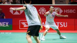 Pebulu tangkis tunggal putra Indonesia, Jonatan Christie mengembalikan kok ke arah wakil Jepang, Kenta Nishimoto pada laga perempat final Indonesia Masters 2025 di Istora Senayan, Jakarta, Jumat (24/01/2025). (Bola.com/Bagaskara Lazuardi)