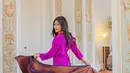 Jumpsuit berwarna ungu itu bikin kain Nusantara terlihat modern dikenakan Erina Gudono. [@erinagudono]