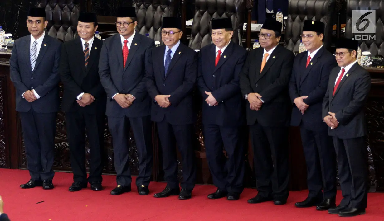 Ketua MPR Zulkifil Hasan (empat kiri) foto bersama tujuh Wakil Pimpinan MPR, Jakarta, Senin (26/3). Penambahan pimpinan MPR konsekuensi UU No. 2 Tahun 2018 Tentang MPR, DPR, DPRD, dan DPD (MD3). (Liputan6.com/JohanTallo)