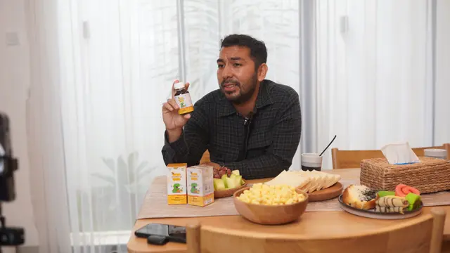 Madu Sohoney Jr, dirancang khusus untuk anak usia satu tahun ke atas, produk ini mengombinasikan madu murni dengan bahan alami seperti ekstrak temulawak, kunyit, dan pegagan. (Liputan6.com/Jayadi Supriadin)