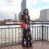 Seperti halnya  saat mengenakan long dress kali ini, Kiki tampak cantik memesona. Jauh dari kata seksi, Kiki justru memancarkan paras cantik yang luar biasa. Terlebih, ia membawa tas merahnya. (Instagram/kikiamaliaworld)