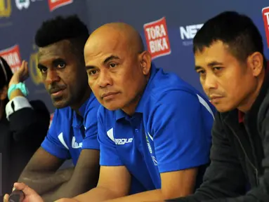 Asisten pelatih Persib, Herry Setiawan (ketiga kanan) menyimak pertanyaan jelang laga final Turnamen Piala Bhayangkara di Stadion GBK Jakarta, Sabtu (2/4/2016). Laga final mempertemukan Persib Bandung dan Arema Cronus. (Liputan6.com/Helmi Fithriansyah)