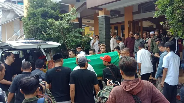 Air Mata Rizky Febian dan Sule Melepas Kepergian sang Ibunda. (Foto: Liputan6.com/Huyogo Simbolon)