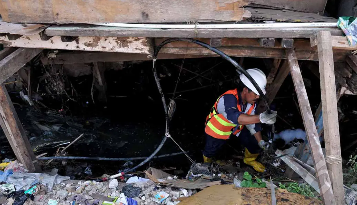 Dalam razianya petugas menemukan pemakaian air secara ilegal dengan melalui pipa-pipa di dekat Waduk Pluit, Muara Baru, Pluit, Jakarta Utara, Kamis (22/5/2014) (Liputan6.com/Johan Tallo).