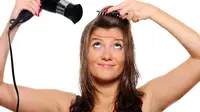 Empat kesalahan menggunakan hair dryer berikut ini yang membuat rambut mudah rusak.