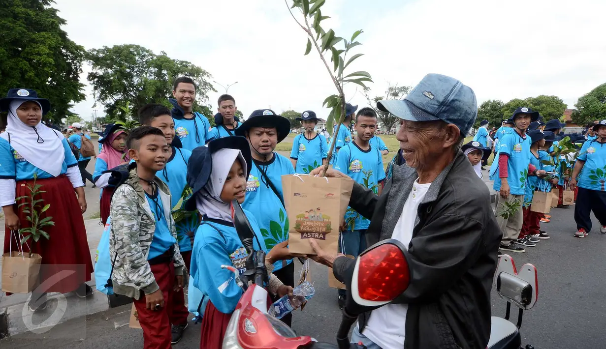Siswa sekolah membagikan bibit pohon kepada pengendara sepeda motor dalam rangka memperingati Hari Bumi yang merupakan rangkaian Jambore Adiwiyata di Alun-Alun Kidul, Yogyakarta (29/4).  (Liputan6.com/Eko)