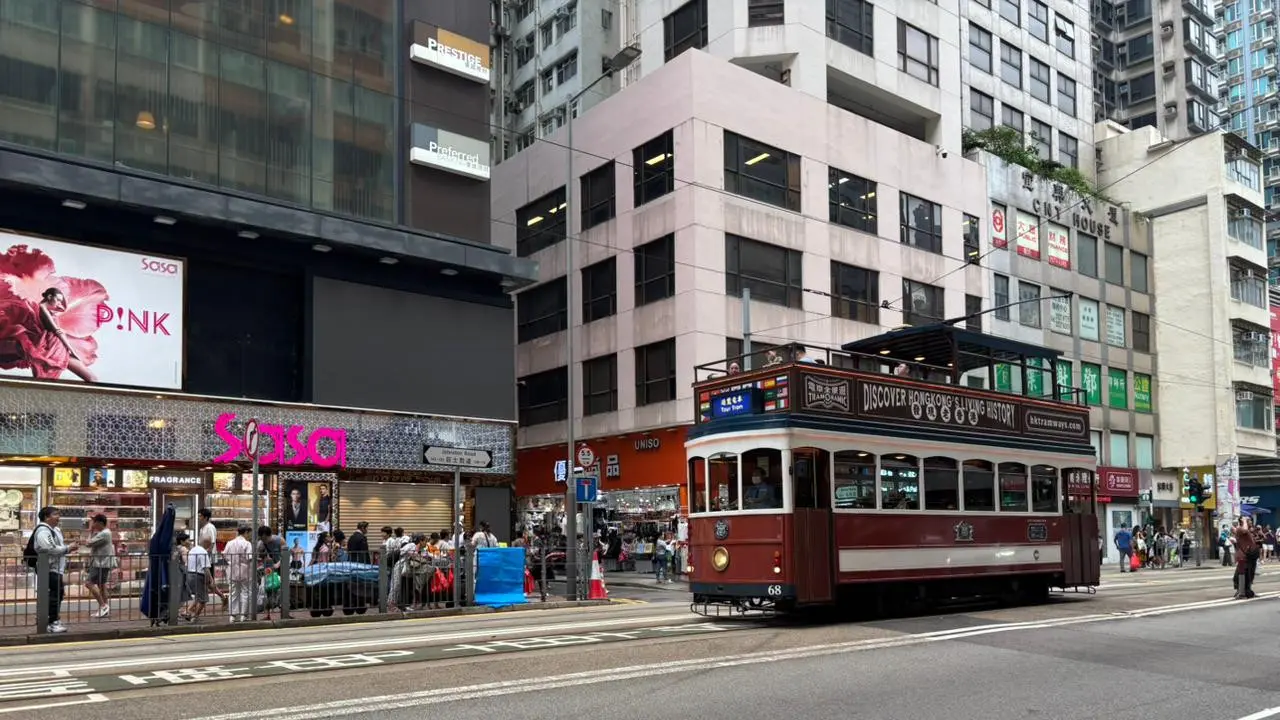 Salah satu armada trem tingkat klasik ikonik atau yang akrab disebut "Ding Ding" melintas di kawasan jalanan Hong Kong. (Liputan6.com/Nasrul Faiz)