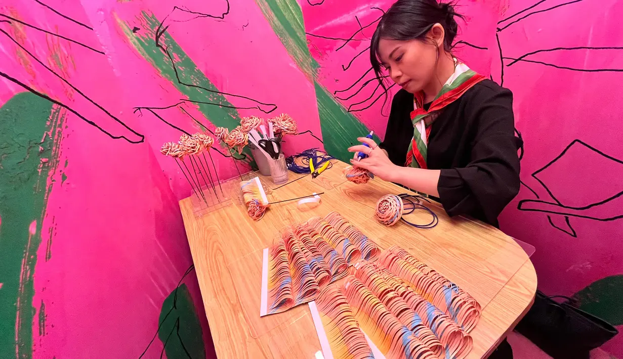 Tak hanya itu, kita juga berkesempatan membuat prakarya bunga dari kertas. Uniknya, ini bukan sembarang kertas, namun terdapat corak lukisan dari Geoffroy Pithon. [ Foto : Fimela.com ]