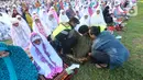 Tiba-tiba ada seorang jemaah perempuan pingsan, kejadian tepat pas Ibadah hari raya idul fitri 1444 H. (merdeka.com/Arie Basuki)