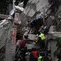 Petugas penyelamat mengevakuasi seorang korban menggunakan tandu dari bangunan yang runtuh setelah gempa berkekuatan magnitudo 7,1 mengguncang Caracas, Venezuela. (Dok. Juan Barreto/AFP)
