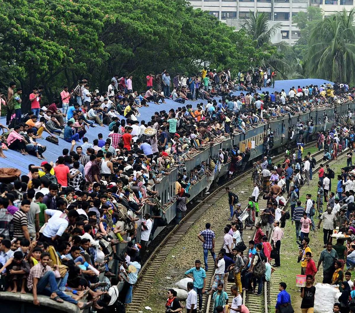 Di Indonesia, momen Hari Raya Idulfitri selalu identik dengan mudik. Ratusan ribu orang berbondong-bondong meninggalkan kota perantauannya untuk merayakan Lebaran bersama keluarga di kampung halaman.

Tak hanya di Indonesia, tradisi mudik Lebaran ini ju