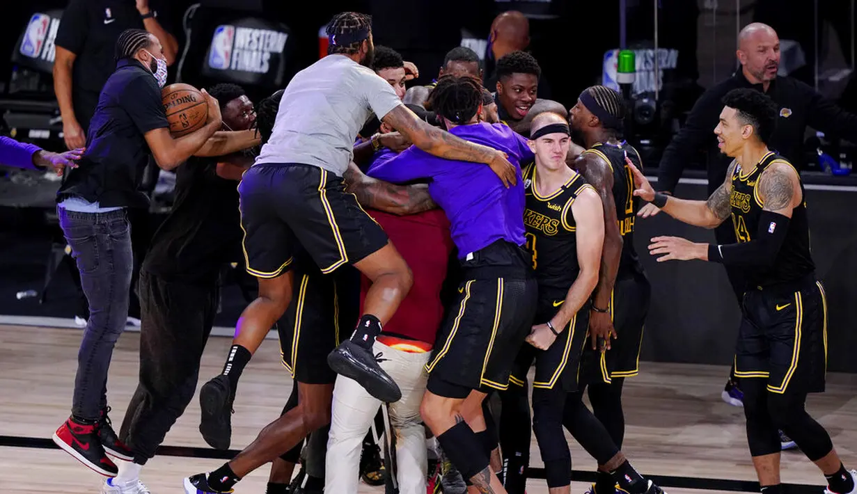 Pebasket Los Angeles Lakers merayakan kemenangan atas Denver Nuggets pada gim kedua final wilayah barat Playoff NBA 2020, Senin (21/9/2020). Lakers menang dengan skor 105-103. (AP/Mark J. Terrill)