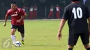 Panglima TNI Jenderal TNI Gatot Nurmantyo menggiring bola saat mengikuti pertandingan eksebisi antara tim Eksekutif TNI vs PS Pemred di lapangan Mabes TNI Cilangkap, Jakarta, Jumat (21/10). (Liputan6.com/Risa Rahayu Kosasih)