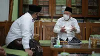 Menag Yaqut Cholil Qoumas berkunjung ke Pondok Pesantren Daarul Rahman, di Jagakarsa, Jakarta Selatan, bersilaturahmi dengan KH Syukron Ma'mun, Sabtu siang (6/2/2021).
 (Dokumentasi Kemenag)