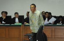 Ekspresi Jero Wacik saat jalani sidang perdana