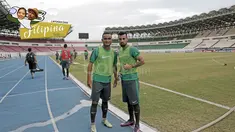 Stefano Lilipaly dan Rizky Pora berfoto sebelum melakukan latihan di Philippine Sports Stadium, (18/11/2016).  (Bola.com/Nicklas Hanoatubun)