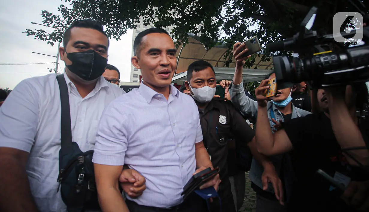 <p>Mantan Kepala Bea Cukai Yogyakarta Eko Darmanto berjalan usai diperiksa di Gedung Merah Putih KPK, Jakarta, Selasa (7/3/2023). KPK melakukan pemeriksaan terhadap Eko Darmanto untuk dimintai klarifikasi terkait Laporan Harta Kekayaan Penyelenggara Negara (LHKPN) sebesar Rp 15,7 miliar. (Liputan6.com/Faizal Fanani)</p>