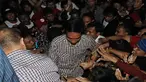  Ditemani rintik hujan, Calon Presiden Joko Widodo menyambangi lapangan Tega Lega, Bandung temui para relawan (Liputan6.com/Herman zakharia).