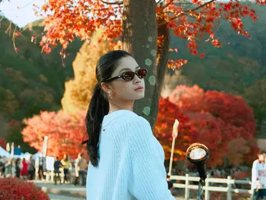 Dalam unggahan Instagramnya, Yoriko Angeline membagikan potretnya saat liburan ke Gunung Fuji, Jepang. Dalam liburannya tersebut, terlihat ia tampil dengan gaya yang simpel yaitu mengenakan sweater putih dan rok pendek dengan warna senada. (Liputan6.com/IG/@yorikooangln_)
