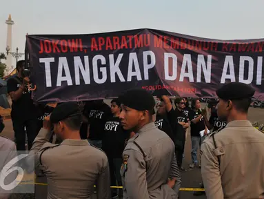 Massa dari Koalisi Solidaritas untuk Jopi melakukan aksi kamisan di depan Istana Negara, Jakarta, Kamis (2/7/15). Dalam aksinya mereka meminta kepada Jokowi untuk menuntaskan kasus pembunuhan Jopi. (Liputan6.com/Herman Zakharia)