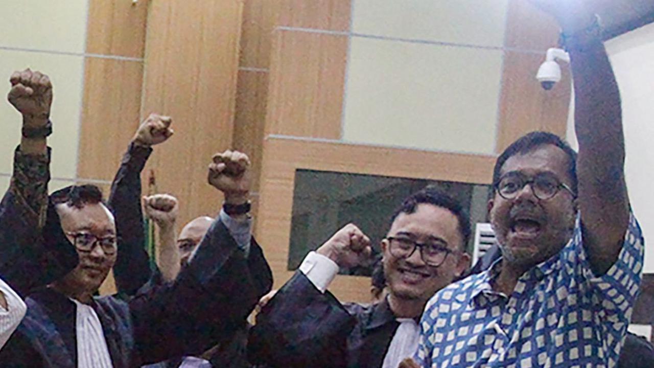 FOTO: Selebrasi Haris-Fatia Usai Hakim Vonis Bebas dari Kasus Pencemaran Nama Baik Luhut Panjaitan