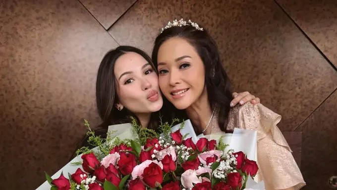 Penampilan Alyssa Daguise saat Beri Kejutan Mamah Mertua, Maia Estianty ke-50. [@alyssadaguise]