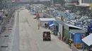 Pengalihan kendaraan dilakukan untuk mengerjakan stasiun bawah tanah di tengahnya, Jakarta, Rabu (4/6). (Liputan6.com/Johan Tallo)