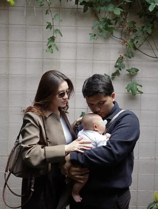 Bersama suami dan anak, Aaliyah Massaid kenakan busana semi formal yang edgy seperti OOTD ngantor. Terlihat stylish dengan padu padan busana yang easy to match [@aaliyah.massaid]