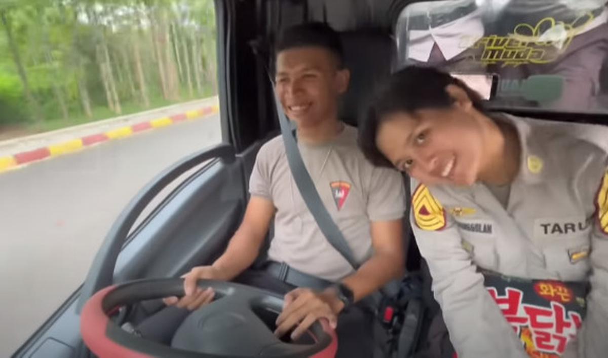 Beberapa kali, aksi dari para taruni tersebut lantas membuat si Brimob nampak tersipu hingga tersenyum.