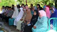 351 warga Bengkulu menjadi korban penipuan umrah murah oleh first travel, salah satunya Titin Pratiwi pedagang baju bekas keliling warga desa di Kabupaten Seluma (Liputan6.com/Yuliardi Hardjo)