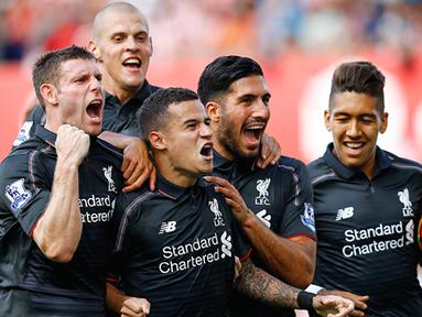 Sejumlah pemain Liverpool merayakan gol yang dicetak oleh Philippe Coutinho ke gawang Stoke pada laga Liga Premier Inggris di Britannia Stadium, Inggris, Minggu (9/8/2015). Stoke kalah 0-1 dari Liverpool. (Reuters/Darren Staples) 