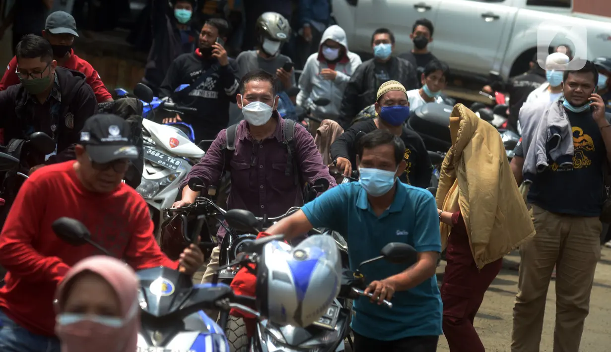 Warga antre untuk melakukan uji emisi kendaraan bermotor secara gratis di Bengkel Dinas Lingkungan Hidup DKI Jakarta, Kamis (4/11/2021). Uji emisi digelar untuk kendaraan bermotor berusia di bawah tiga tahun guna mengurangi pencemaran udara khususnya di DKI Jakarta. (merdeka.com/Imam Buhori)