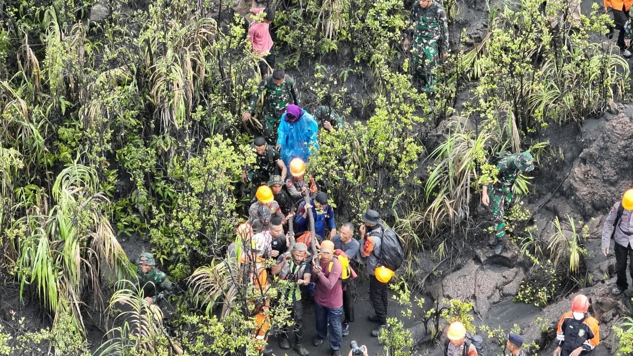 FOTO: Tim SAR Temukan Pendaki Korban Erupsi Gunung Dukono